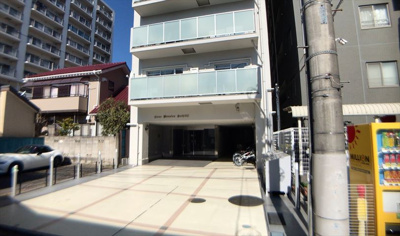 【バルコニー】 | ライオンズマンション八王子 | 一般的なバルコニーは、奥行1.5ｍ程ですが、ワイルドバルコニーは2ｍまで広がっています。そのため洗濯物の間隔をあけ干すことができ、乾きやすいというメリットや、ガーデニングが楽しめる等の特徴があります。