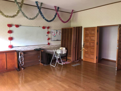 【洋室】 | 湖西市新居町新居　中古住宅 | 使い勝手のいい洋室です。18畳と広く寝室としても使えますが、習い事の教室としても使えます。