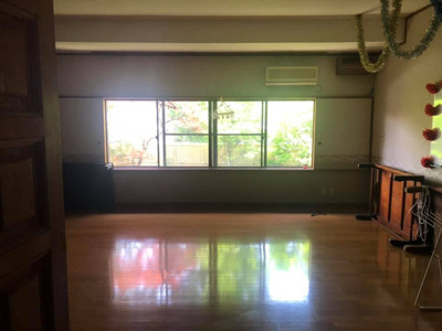 【洋室】 | 湖西市新居町新居　中古住宅 | 広々とした洋室です。北側のお部屋ではありますが、外からの光も十分入り落ち着いて時を過ごせます