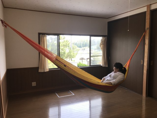 【洋室】 | 湖西市新居町新居　中古住宅 | 二階のゆったりとした洋室。ハンモックでゆったりと外を眺めるのもいいものです。収納も豊富。使い方は色々です。