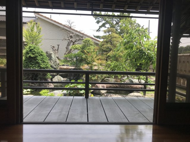 【展望】 | 湖西市新居町新居　中古住宅 | 一階和室から庭を眺めると、時間がゆったりと流れます