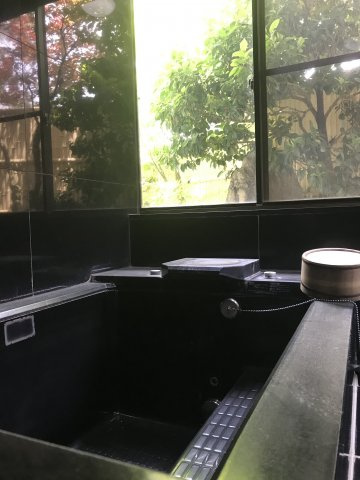 【浴室】 | 湖西市新居町新居　中古住宅 | ゆったり過ごせるお風呂です。浴室内に浴槽が2つ。気分によって湯舟を変えることができます。