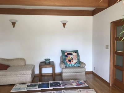 【洋室】 | 湖西市新居町新居　中古住宅 | 明るい洋室です。玄関はいって左手、南向きの庭を眺められるゆったりとした洋室です。