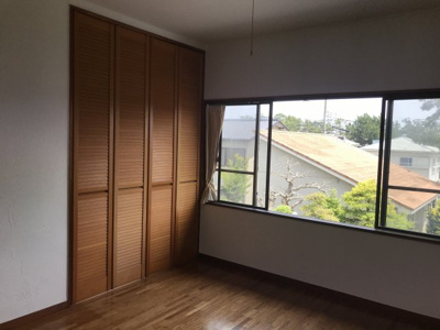 【洋室】 | 湖西市新居町新居　中古住宅 | 落ち着いた色調の洋室です。二階にあり子供部屋としても使えます。客間としても景色も良いので気持ちよくお使いいただけます。