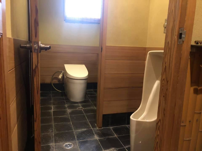 【トイレ】 | 湖西市新居町新居　中古住宅 | トイレも気になるポイント。一回のトイレは男女で分けて使えます。