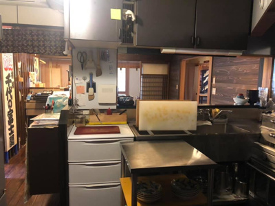 【キッチン】 | 湖西市新居町新居　中古住宅 | 使いやすいキッチンです。キッチン用品は現オーナーの和食屋さんが入れたものです。使いやすく、動きやすいキッチンとなっています。