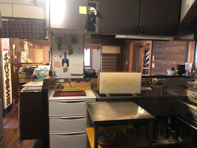 【キッチン】 | 湖西市新居町新居　中古住宅 | 使いやすいキッチンです。キッチン用品は現オーナーの和食屋さんが入れたものです。使いやすく、動きやすいキッチンとなっています。