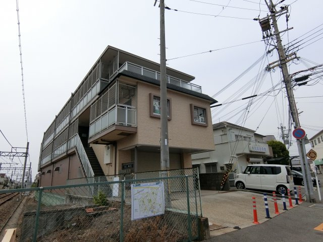 シャトラン藤江の外観|南向きのお部屋です　南側には線路がありますので陽当たりはとてもいいです
山陽電車なので貨物電車もなくうるさい感じはありません