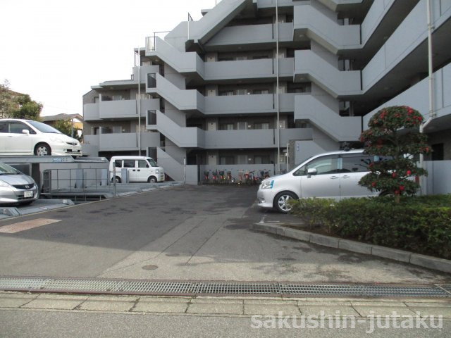 ゼファー船橋薬円台　３階部分の駐車場|敷地内に駐車場機械式、空きがございます。月額８，０００円