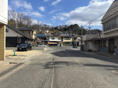 【前面道路含む現地写真】 | 土地　玉島3丁目　全2区画 | 前面道路は幅員9.1ｍ。