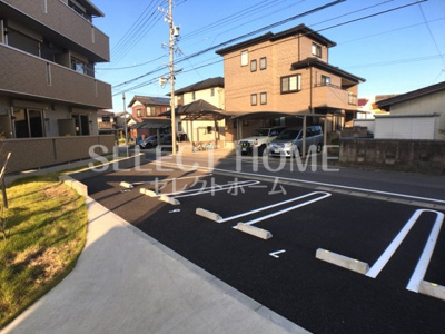【駐車場】 | サンレストＢ棟 | 車をお持ちの方に嬉しい駐車場付きの物件です