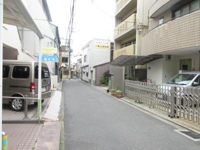 かもハウスの周辺|前面道路
