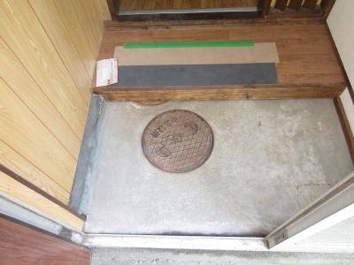 京都市中京区今新在家東町の一戸建ての玄関