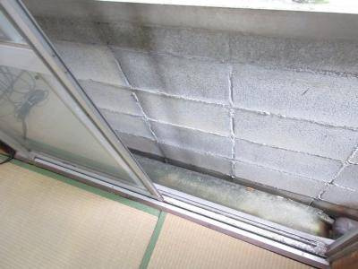 京都市中京区今新在家東町の一戸建てのバルコニー|奥の窓