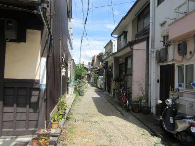 京都市中京区今新在家東町の一戸建てのその他|路地の入口から