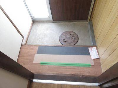 京都市中京区今新在家東町の一戸建ての玄関