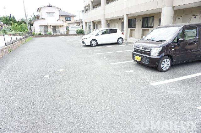 シャルムコートの駐車場