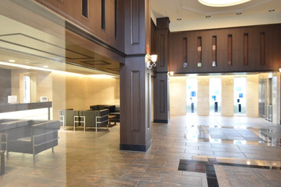 【エントランス】 | 【ペットと一緒に暮らせます♪】サンメゾン緑地公園アベニュー | ホテルのような装いです。セキュリティを重視して選ぶなら、管理人常駐のマンションがおすすめです。人がいると不審者は侵入しにくくなるので、管理人常駐のマンションは防犯効果が高くなります。