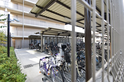 【その他共用部分】 | 【ペットと一緒に暮らせます♪】サンメゾン緑地公園アベニュー | 駐輪場です。