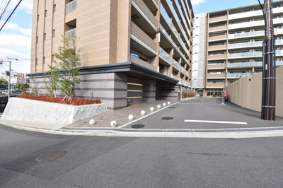 【外観】 | 【ペットと一緒に暮らせます♪】サンメゾン緑地公園アベニュー | 物件資料を、メールやご郵送にてお届けすることが可能です。また、お客さまのご不明な点がありましたら、お気軽に弊社スタッフまでお聞きくださいませ。