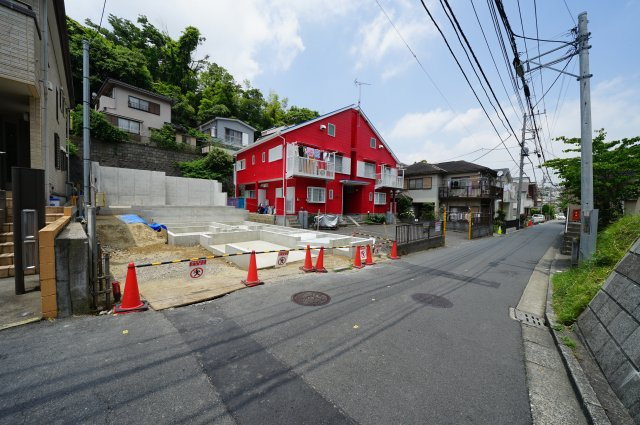 【横浜市保土ケ谷区瀬戸ケ谷町２７５－３新築戸建て１号棟】（瀬戸ヶ谷小学校・岩崎中学校）の前面道路含む現地写真