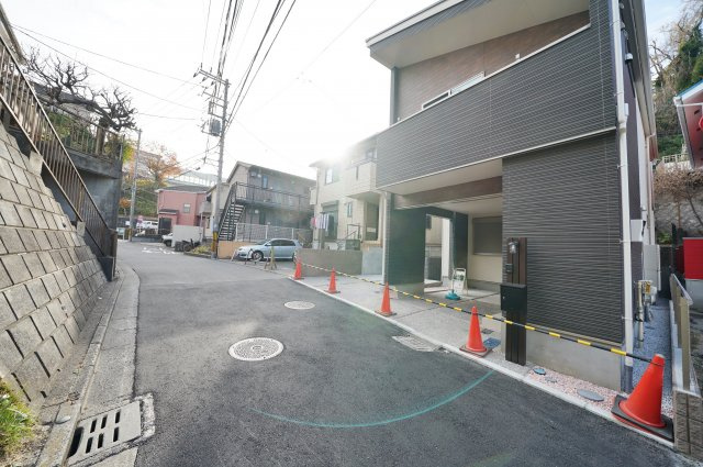 【横浜市保土ケ谷区瀬戸ケ谷町２７５－３新築戸建て２号棟】（瀬戸ヶ谷小学校・岩崎中学校）の前面道路含む現地写真