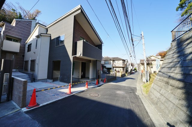 【横浜市保土ケ谷区瀬戸ケ谷町２７５－３新築戸建て２号棟】（瀬戸ヶ谷小学校・岩崎中学校）の前面道路含む現地写真