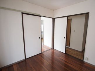 【洋室】 | 明るい色調の室内です