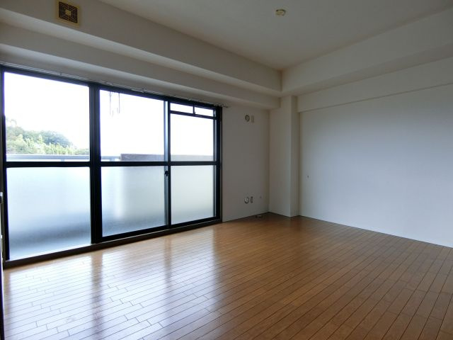 エスポアール岩根の洋室