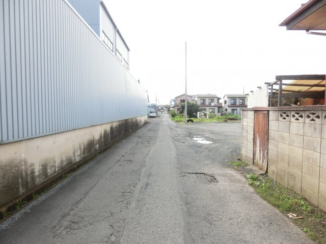 鴻巣市八幡田の売地の前面道路含む現地写真