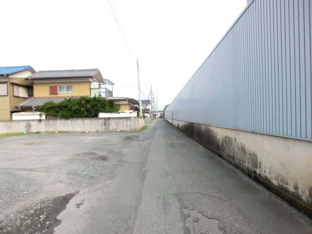 鴻巣市八幡田の売地の前面道路含む現地写真