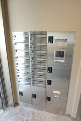 【その他共用部分】 | Ottimo/オッティモ【SHM】 | 共用エントランスには宅配BOXがあるので荷物の受け取りもスムーズに♪再配達の手間がかからないのが魅力♪