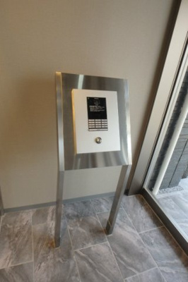 【エントランス】 | Ottimo/オッティモ【SHM】 | 共用エントランスは不審者の侵入を未然に防ぐオートロック付き！防犯対策充実しています◎
