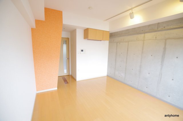 セレニテ天六西　仲介手数料無料の居間・リビング