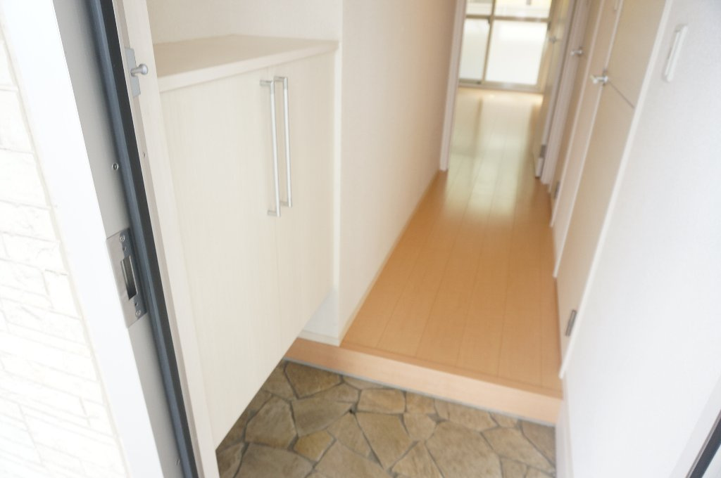熊本市東区尾ノ上３丁目のアパートの玄関