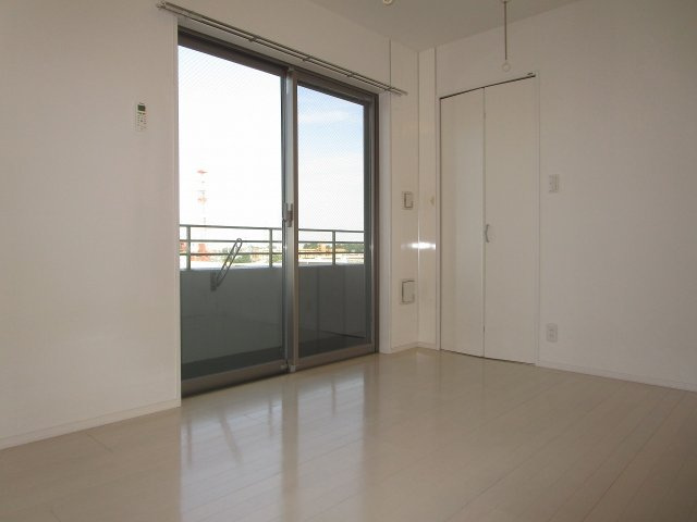 【洋室】 | カーサグランデ | 白を基調としたとても綺麗なお部屋です。