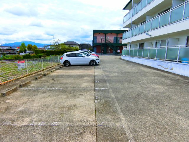 アンビエンテ茱萸木の駐車場