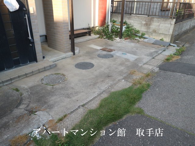 コンフォーレ下高井の駐車場