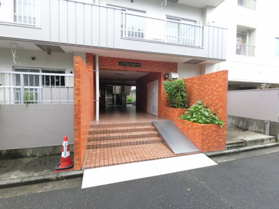 【エントランス】 | エスペランサたまプラーザ | たまプラーザ駅徒歩12分の好立地。
安心の新耐震基準マンション。
既存住宅瑕疵保険加入予定。