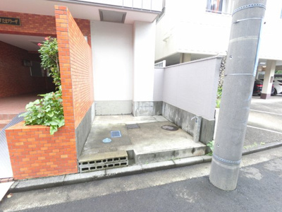 【その他共用部分】 | エスペランサたまプラーザ | ゴミ置き場です。
敷地内にあるのでゴミ出しが楽ちんです。