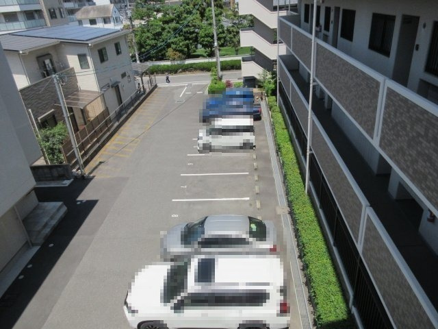 フェニックスハイツ西明石の駐車場