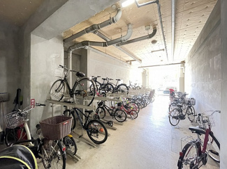 【その他共用部分】 | 屋内駐輪場で雨が降っても大切な自転車が濡れなくてすみますね♪自転車はちょっとした移動手段に便利ですよね！