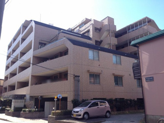 【外観】 | 5階部分・南東向きにつき日当たり良好です。
匂いが居室につきにくい独立キッチン採用。戸建感覚のアルコーブ付です♪