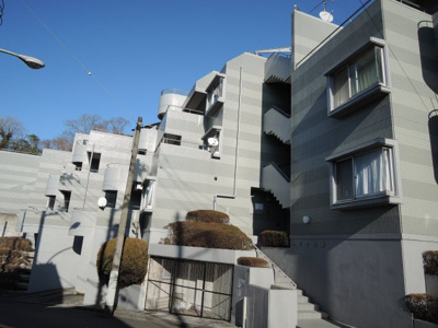 【外観】 | ハイツ六浦 | 裸足が気持ちの良い無垢材を使用しています。ワイドスパンで全室明るいお部屋です♪