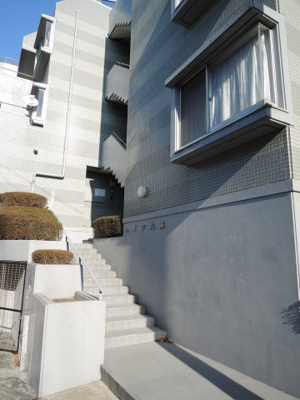 【エントランス】 | ハイツ六浦 | 京急逗子線「六浦」駅徒歩3分と好立地。
忙しい朝が助かる立地、暮らしにゆとりが生まれます。