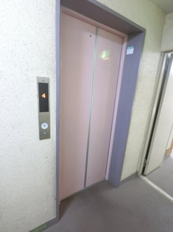 【その他共用部分】 | エレベータ付きのマンションです。
お買い物やベビーカーの出し入れに便利です。