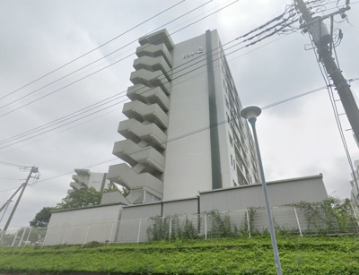 【外観】 | 野庭団地634-2棟 | 家族の一員のペットのためのドア設置。玄関土間から直接広いシューズインクロークへ。
自転車を置いたりライフスタイルに合わせて自由自在です♪