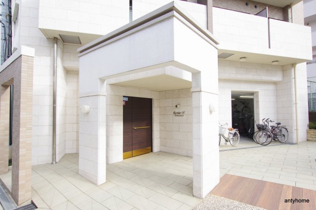 レジュールアッシュ大阪城北　仲介手数料無料のエントランス