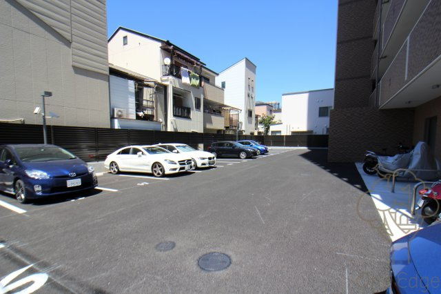 Luxe新大阪Ⅴの駐車場