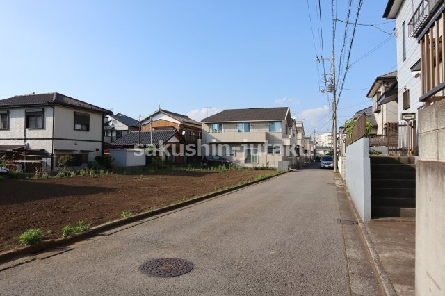 習志野市鷺沼台３丁目　売地　全３区画の前面道路含む現地写真|道路側溝がございます。
